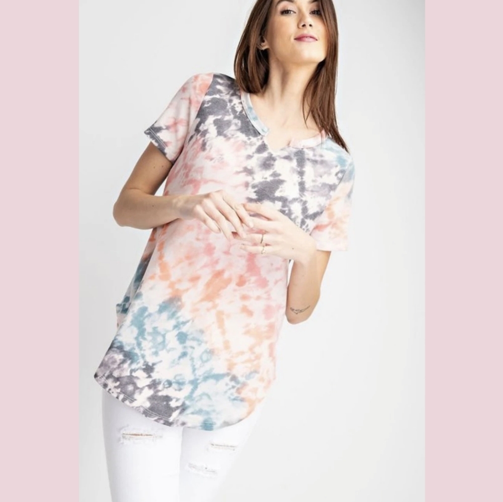 Talulah Split Neck Tee Tie Dye 1X U-shaped Hem Flowy